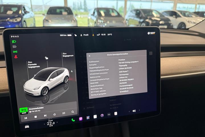 Hvid Tesla Model Y fra 2025