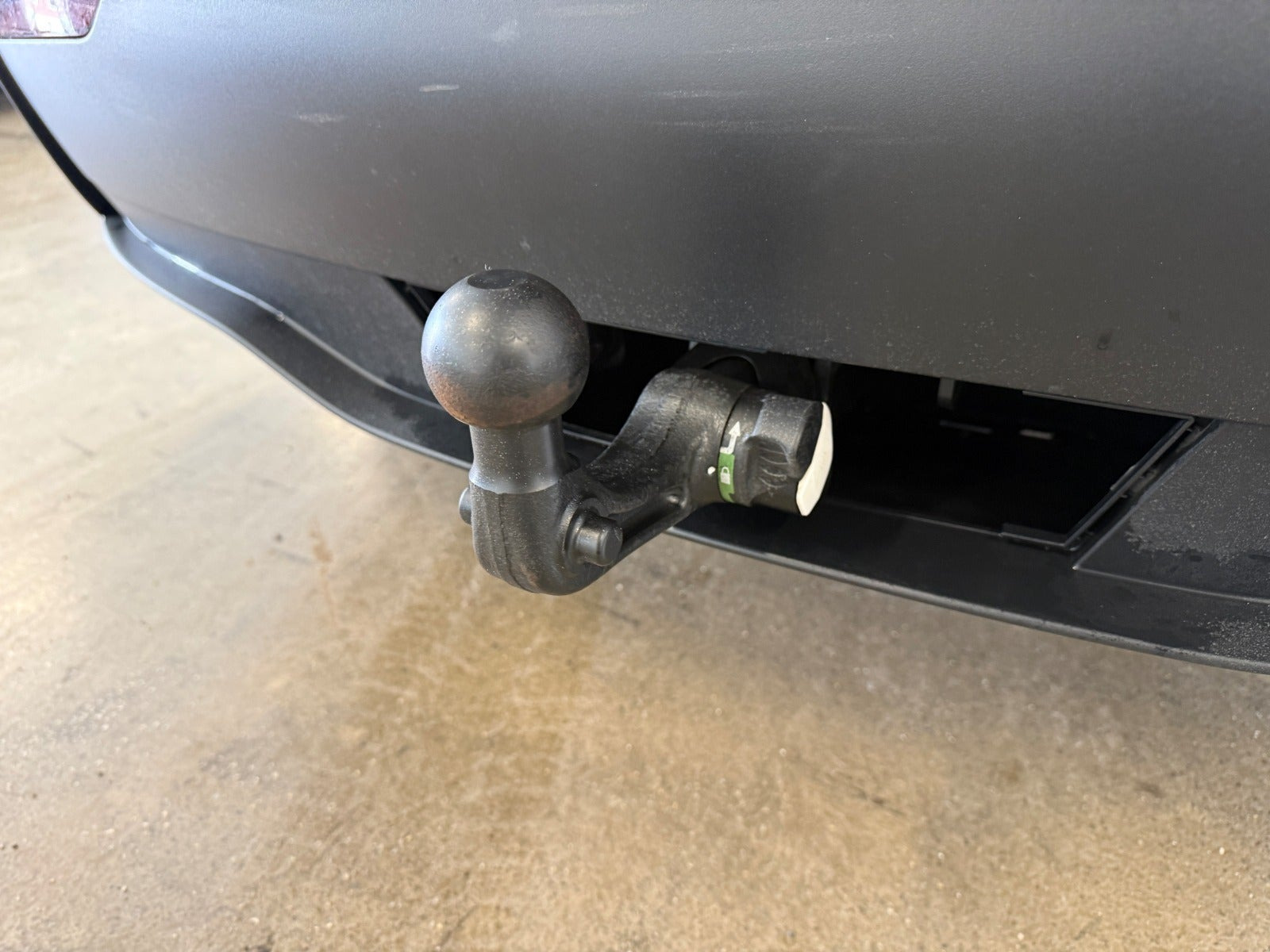 Hvid Tesla Model Y fra 2025