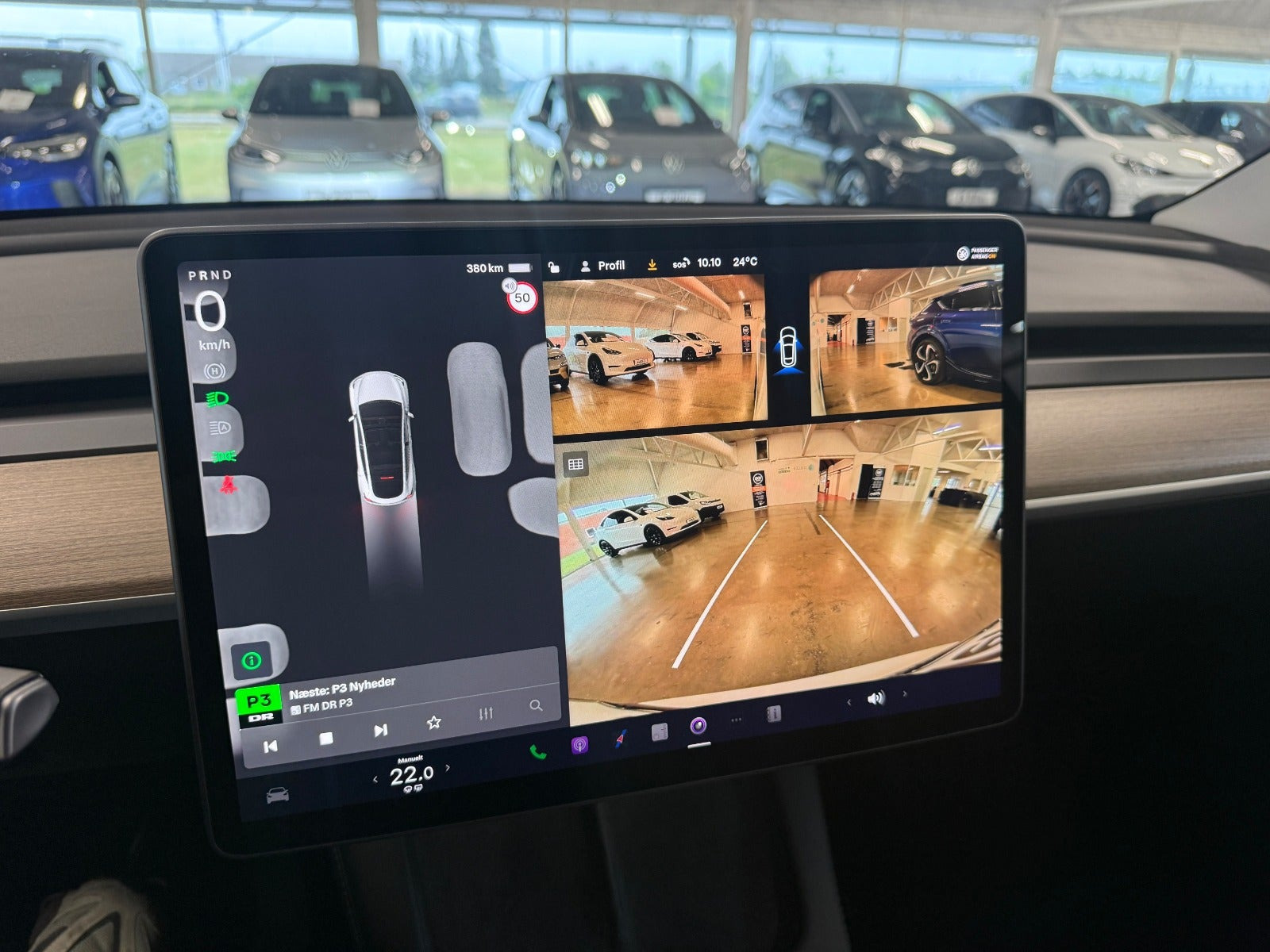 Hvid Tesla Model Y fra 2025