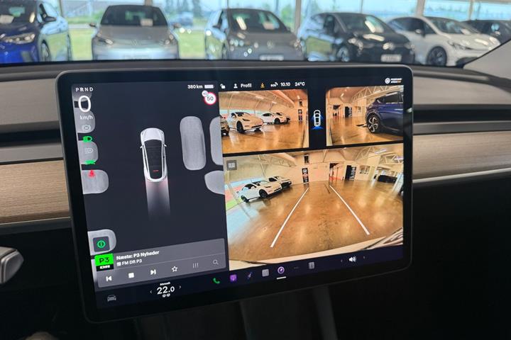 Hvid Tesla Model Y fra 2025