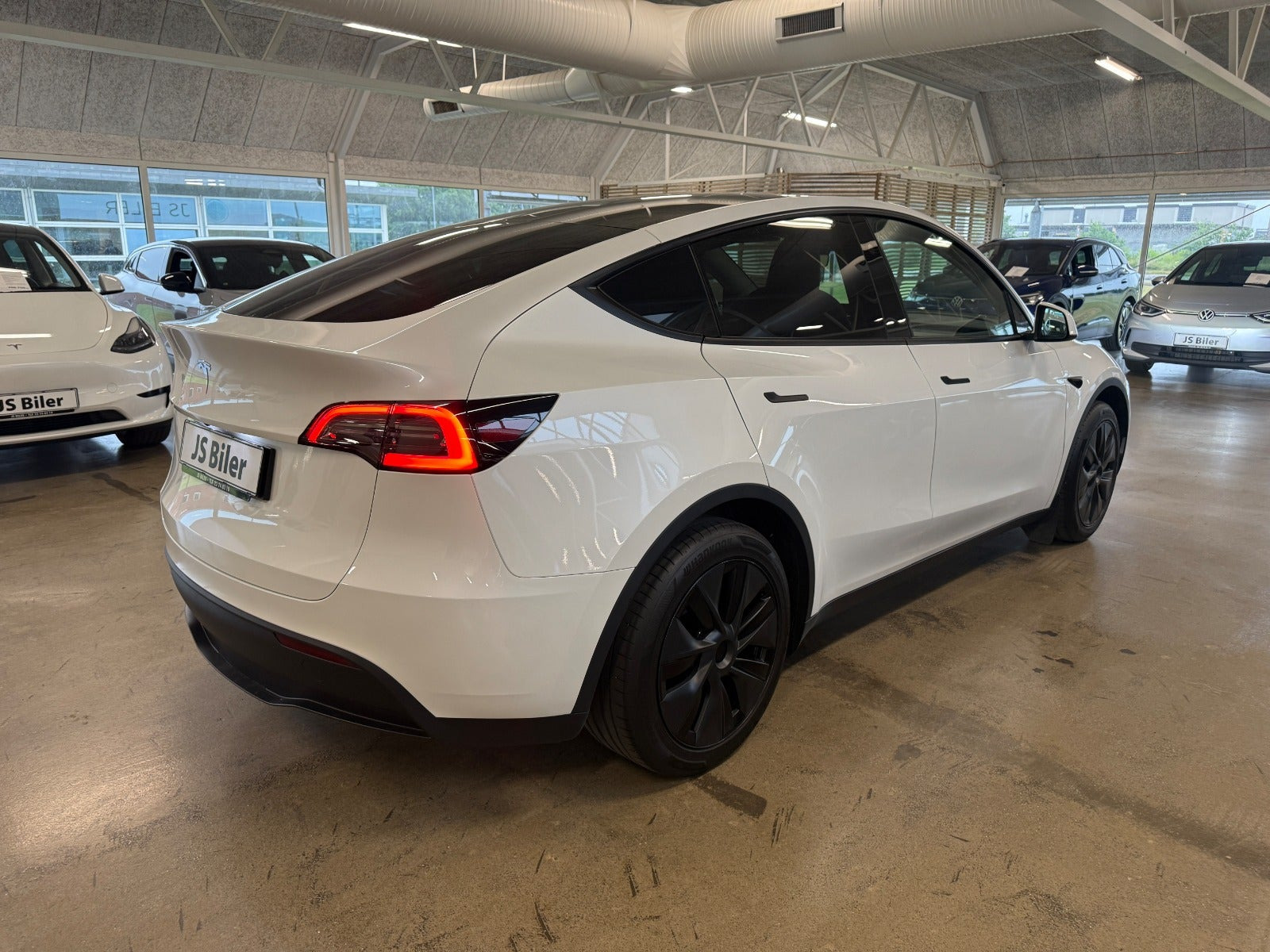 Hvid Tesla Model Y fra 2025