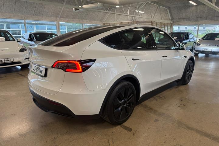 Hvid Tesla Model Y fra 2025