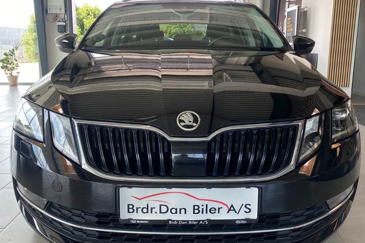Sort Skoda Octavia fra 2019