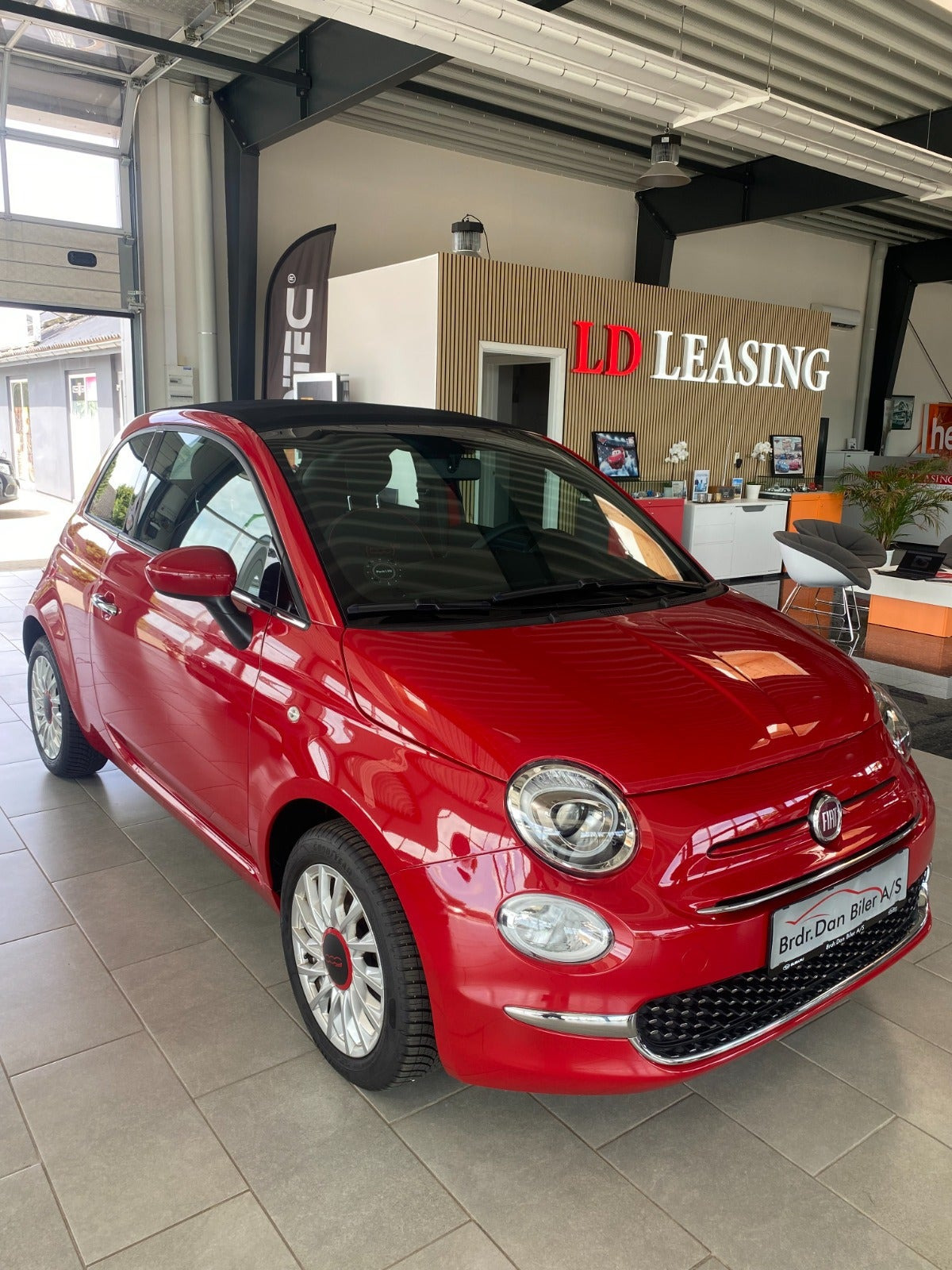 Rød Fiat 500C fra 2021