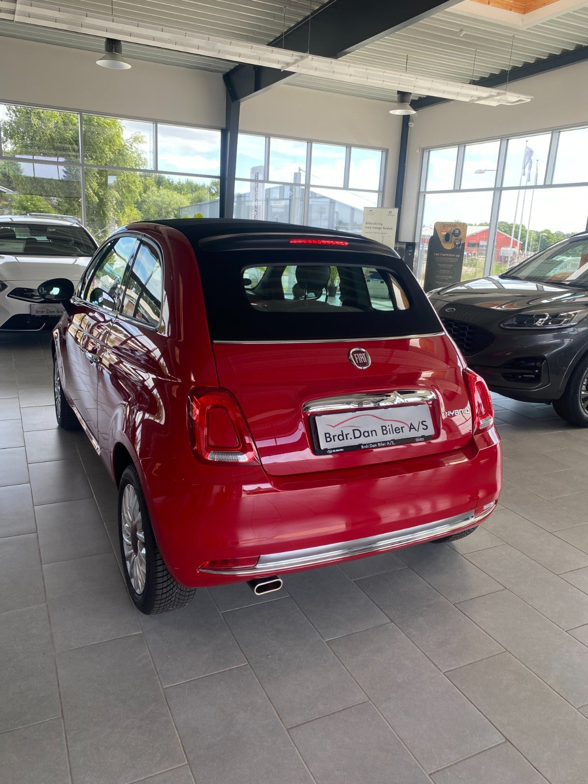 Rød Fiat 500C fra 2021