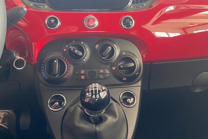 Rød Fiat 500C fra 2021