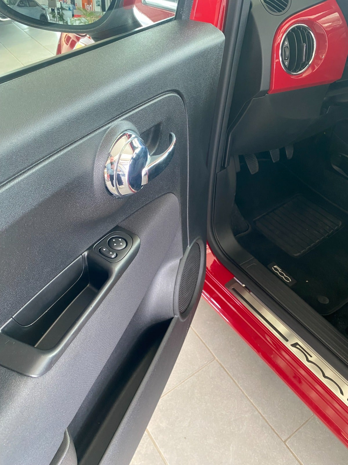 Rød Fiat 500C fra 2021
