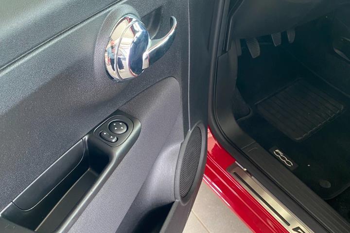 Rød Fiat 500C fra 2021