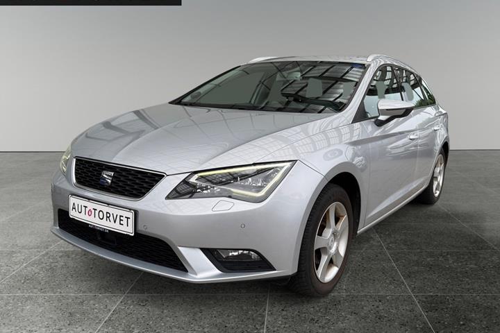 Sølv Seat Leon fra 2015 set udefra