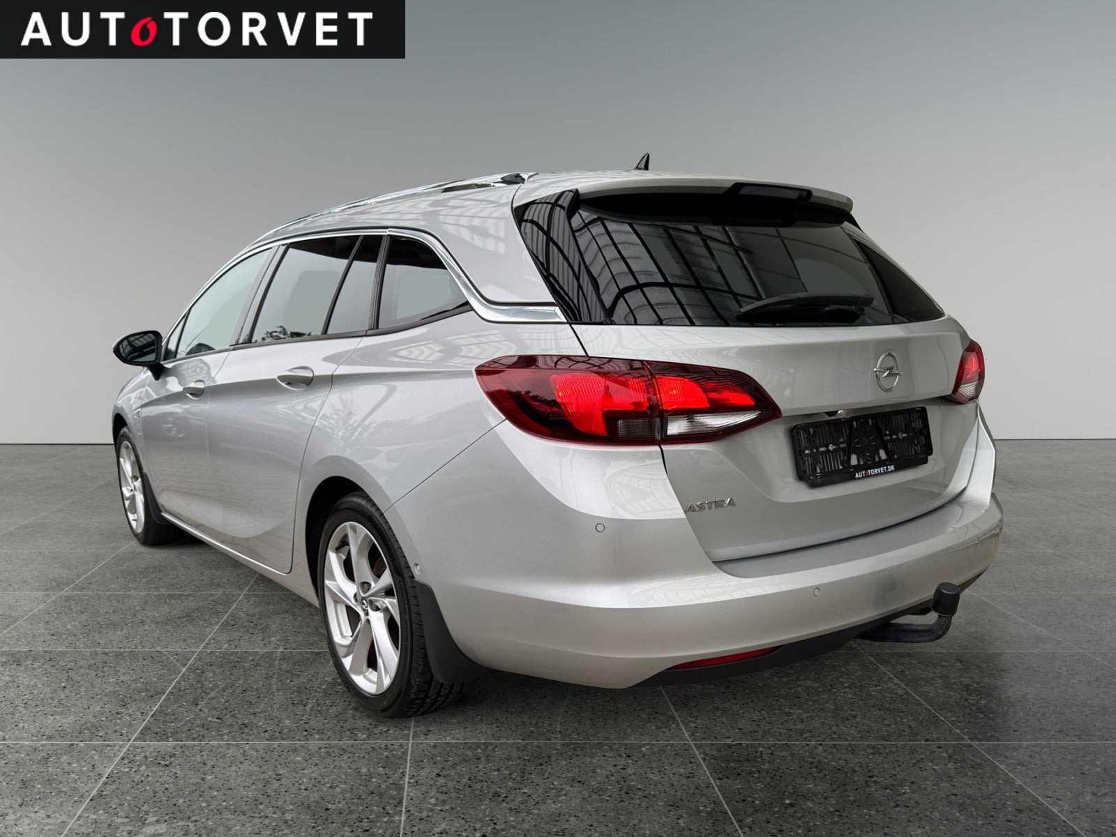 Sølv Opel Astra fra 2019