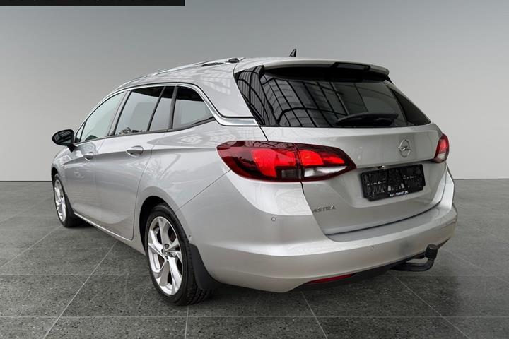 Sølv Opel Astra fra 2019