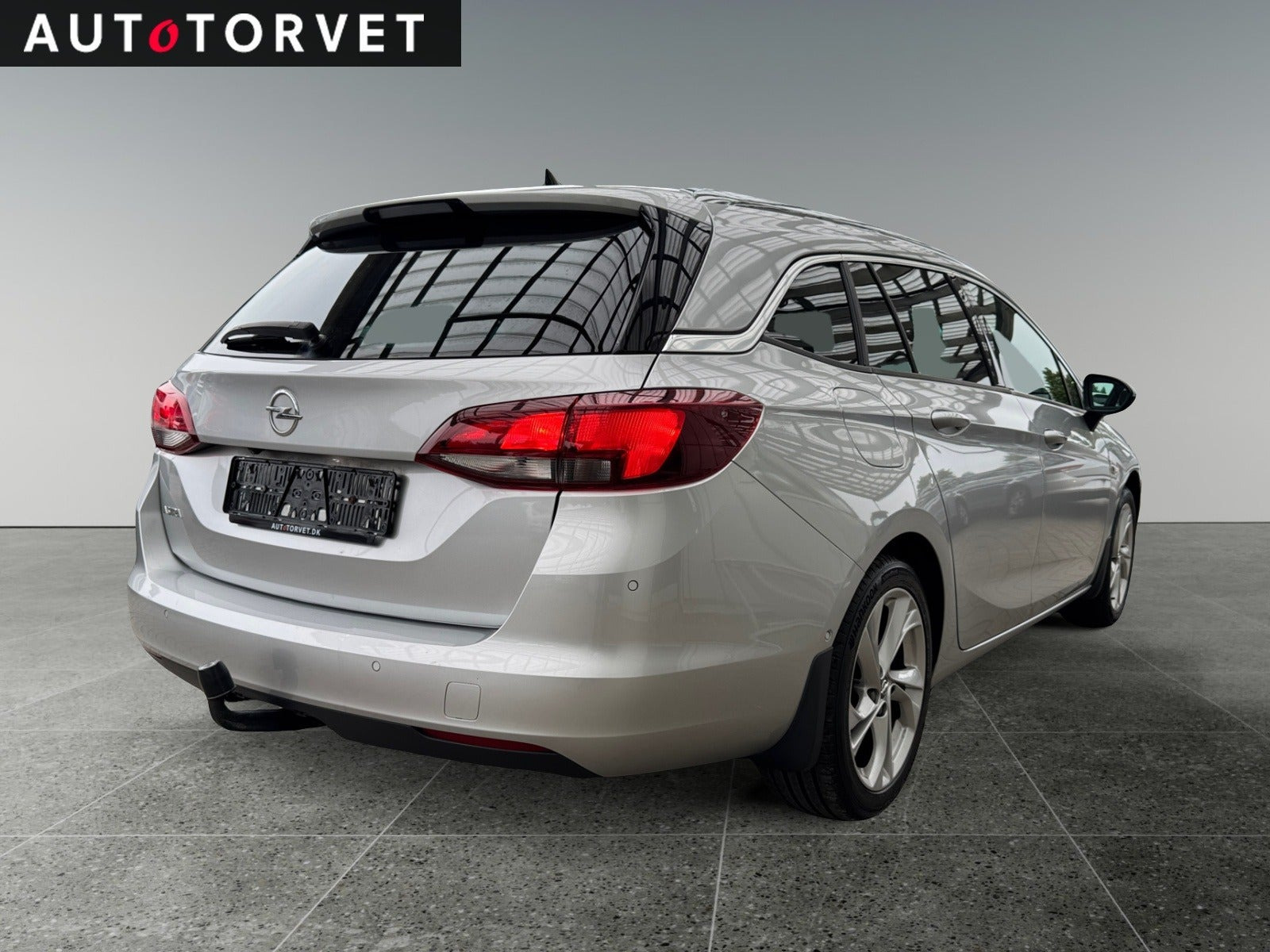Sølv Opel Astra fra 2019
