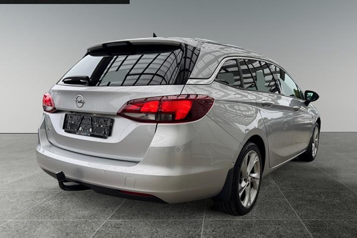 Sølv Opel Astra fra 2019