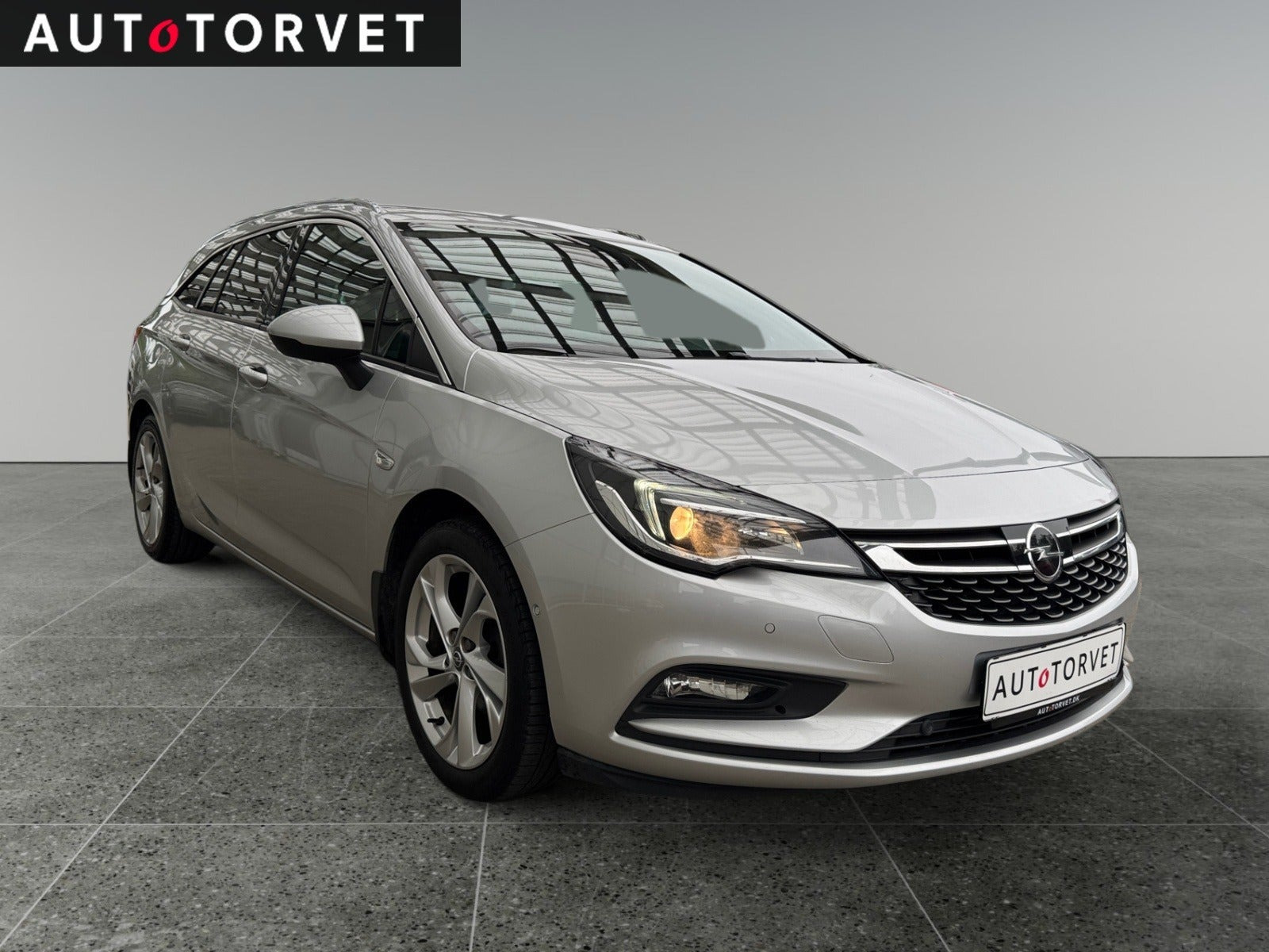 Sølv Opel Astra fra 2019