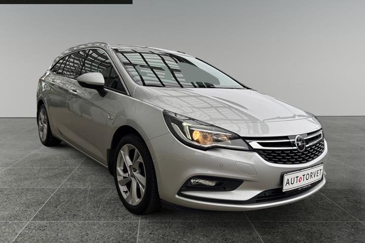 Sølv Opel Astra fra 2019