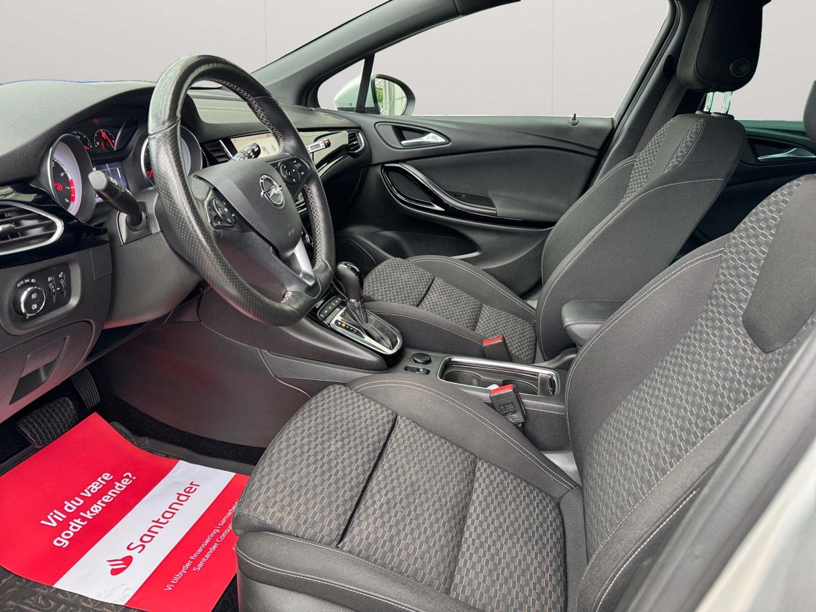 Sølv Opel Astra fra 2019