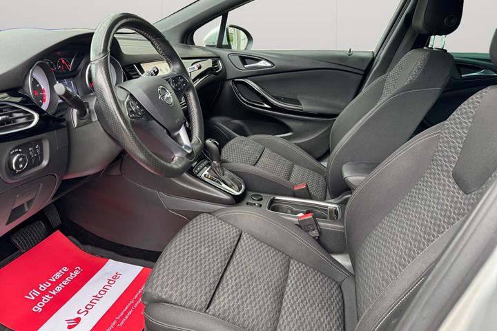 Sølv Opel Astra fra 2019