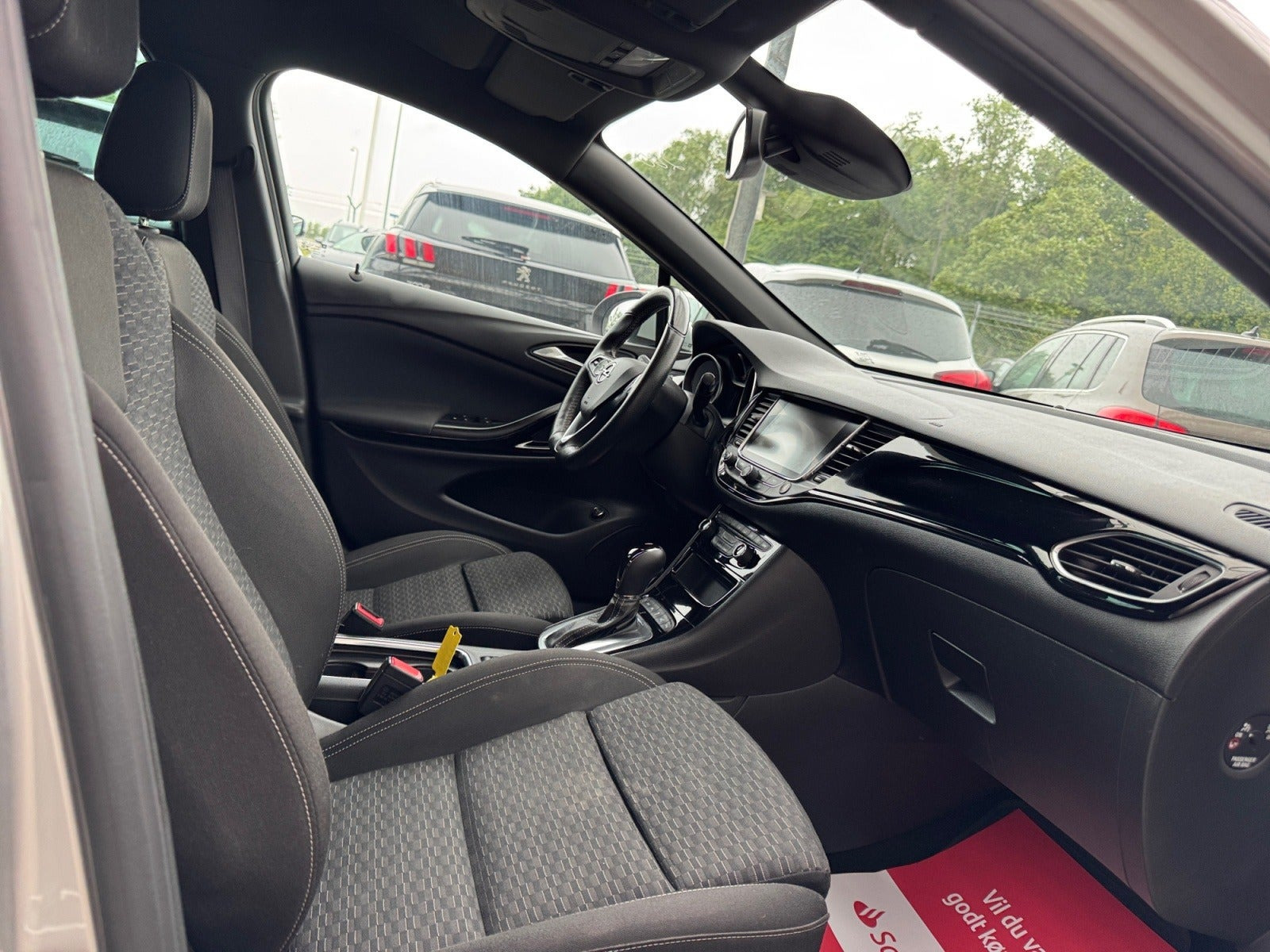 Sølv Opel Astra fra 2019