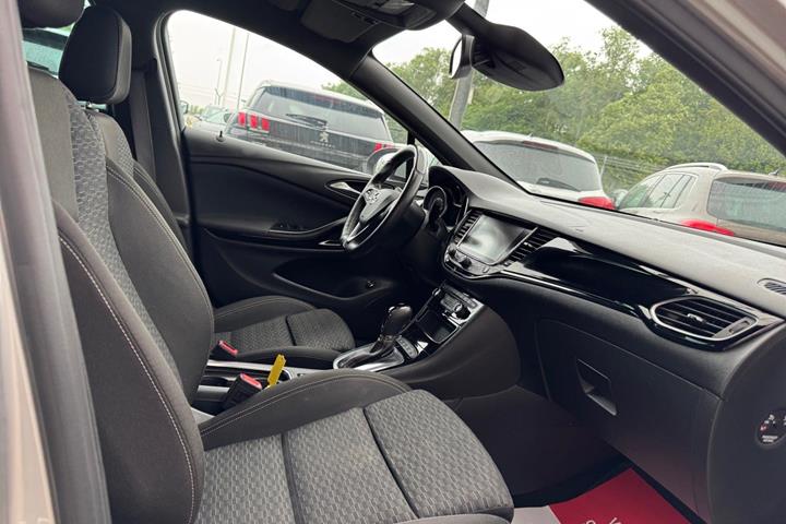 Sølv Opel Astra fra 2019