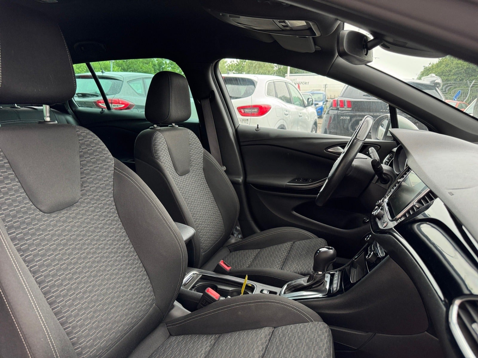 Sølv Opel Astra fra 2019