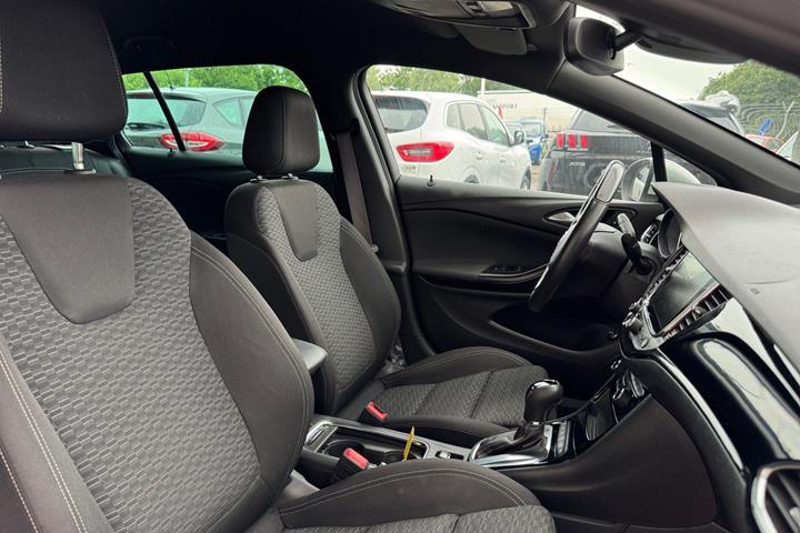 Sølv Opel Astra fra 2019