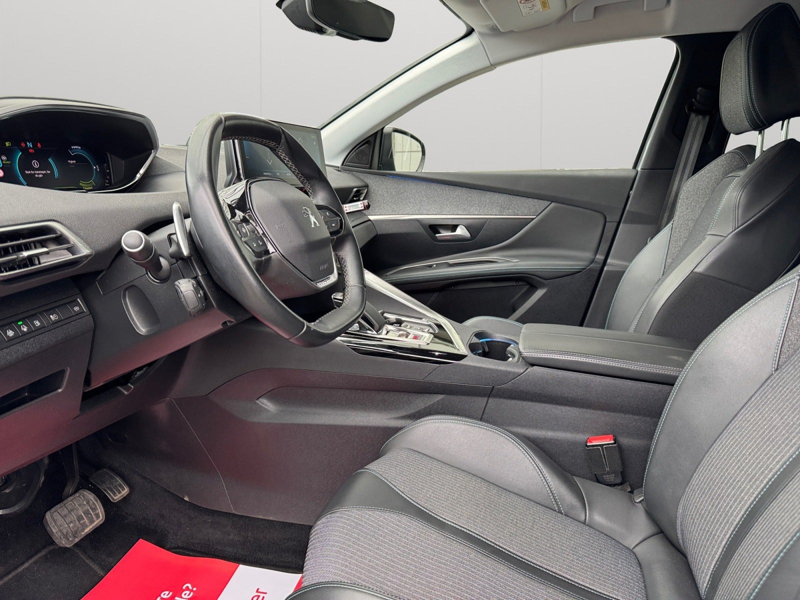 Grå Peugeot 3008 fra 2021