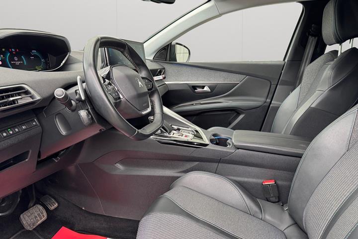 Grå Peugeot 3008 fra 2021