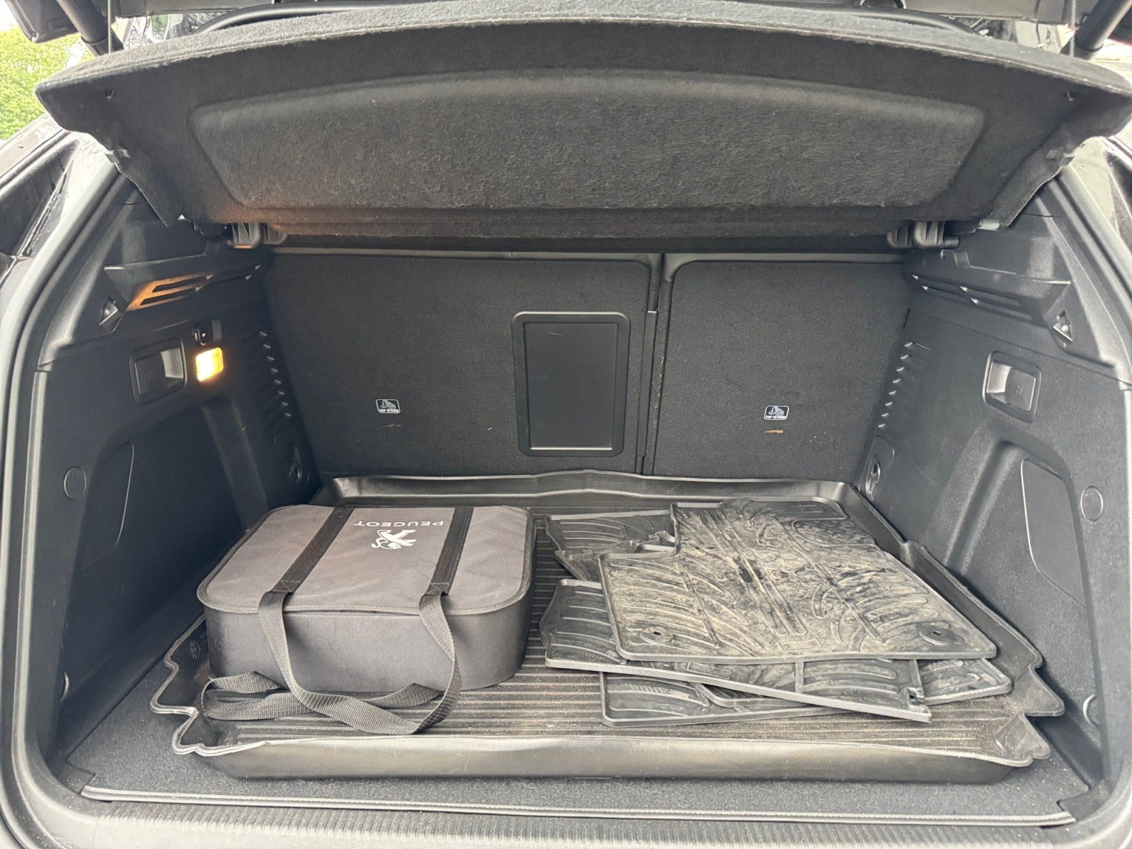 Grå Peugeot 3008 fra 2021