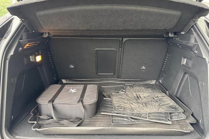 Grå Peugeot 3008 fra 2021