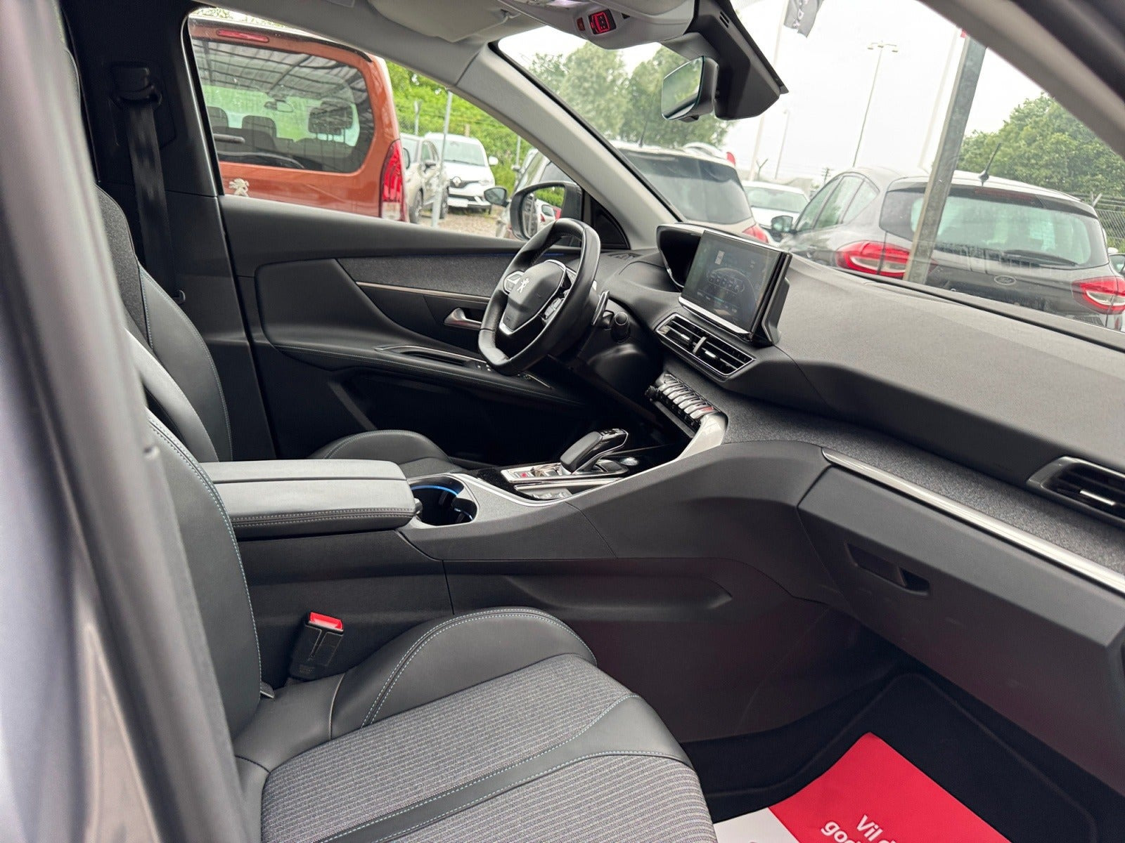 Grå Peugeot 3008 fra 2021