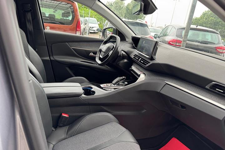 Grå Peugeot 3008 fra 2021