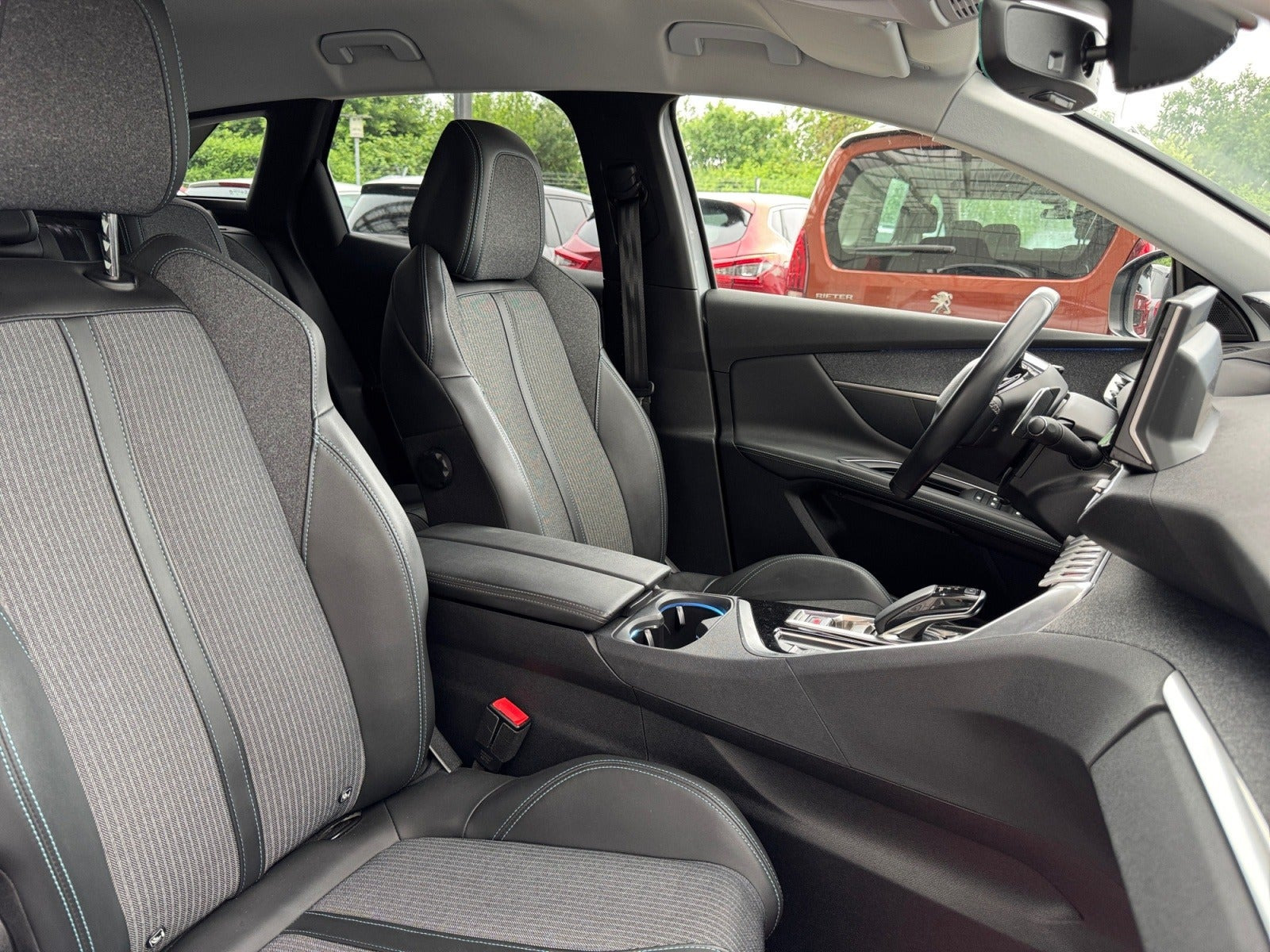 Grå Peugeot 3008 fra 2021
