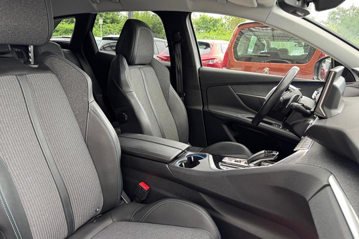 Grå Peugeot 3008 fra 2021
