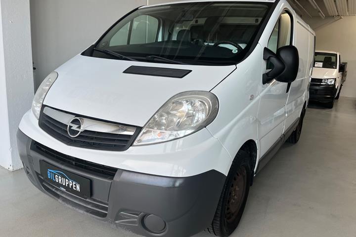 Hvid Opel Vivaro fra 2014 set udefra