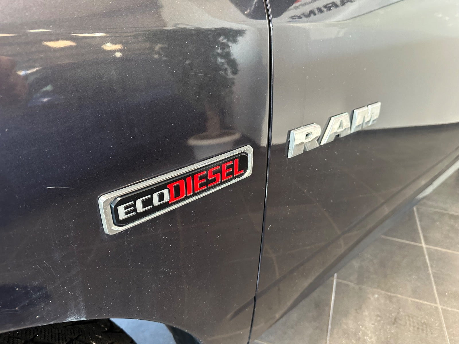 Blå Dodge RAM 1500 fra 2014