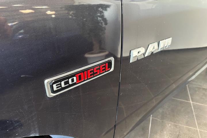 Blå Dodge RAM 1500 fra 2014