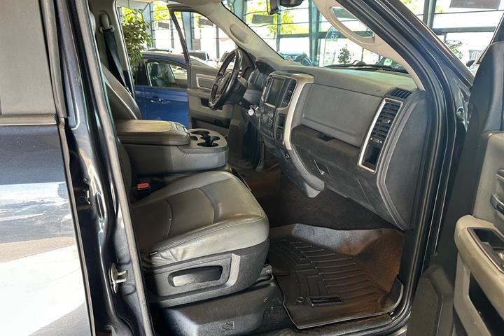 Blå Dodge RAM 1500 fra 2014