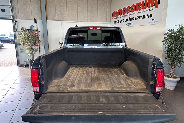 Blå Dodge RAM 1500 fra 2014