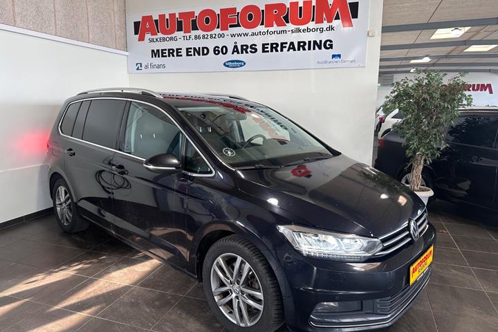 Sort VW Touran fra 2020 set udefra