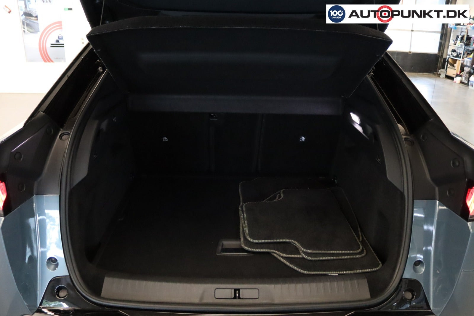 Blå Peugeot e-3008 fra 2024