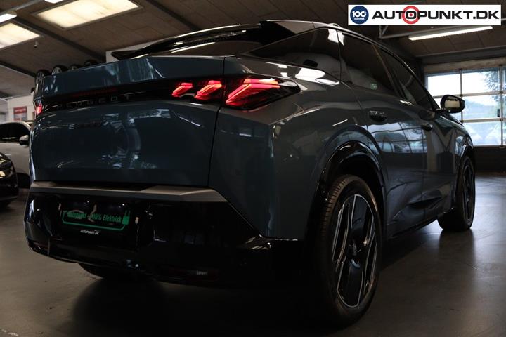 Blå Peugeot e-3008 fra 2024