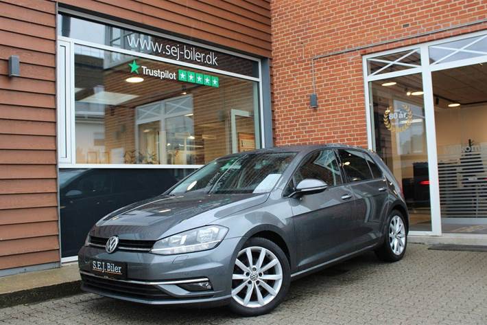 Grå VW Golf VII fra 2019