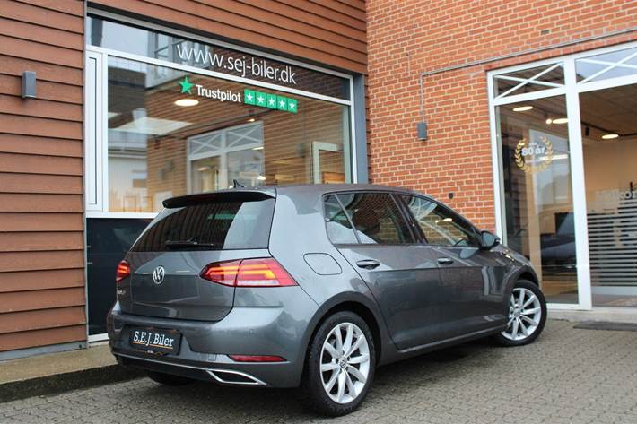 Grå VW Golf VII fra 2019