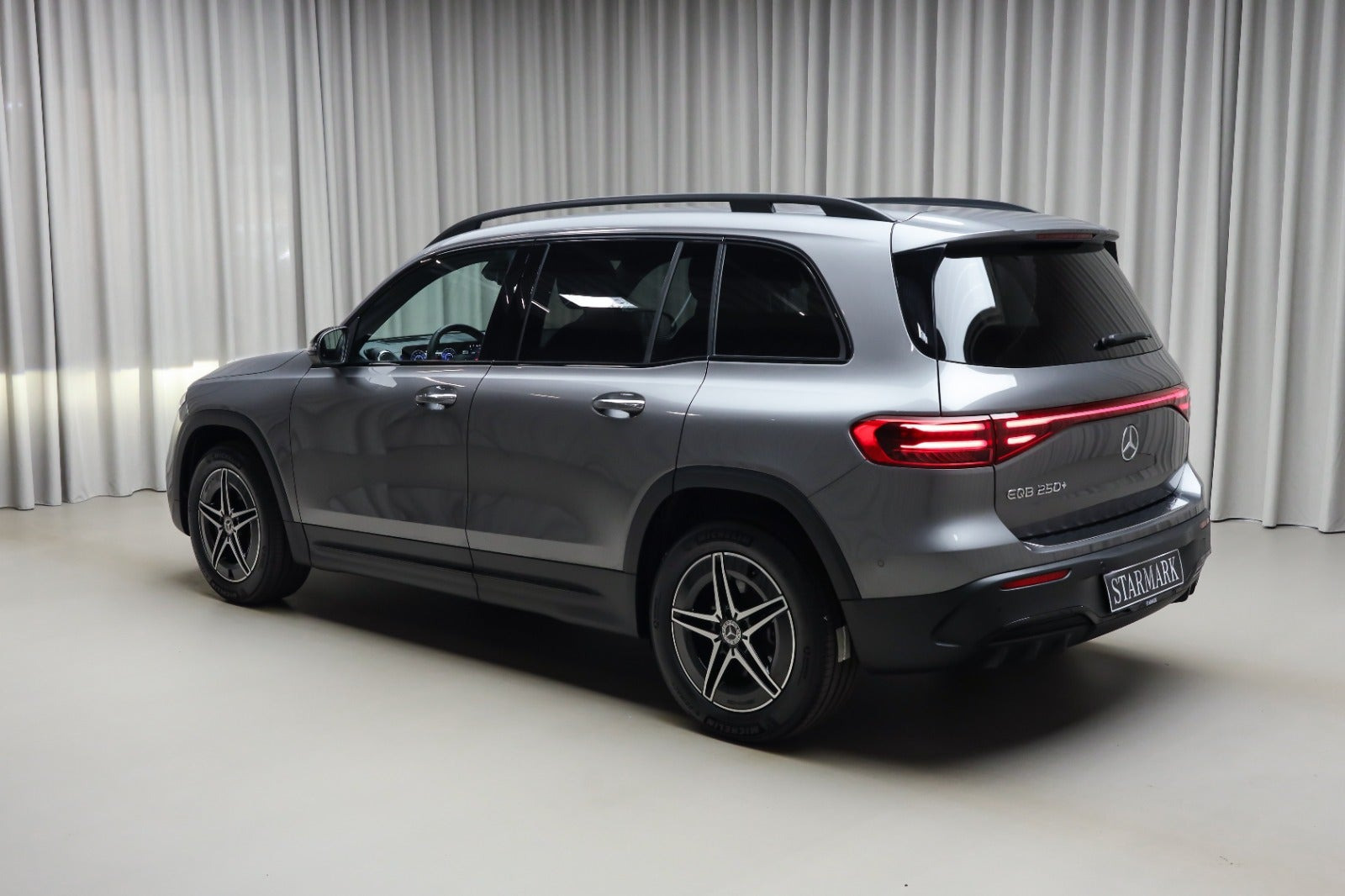 Grå Mercedes EQB250+ fra 2026