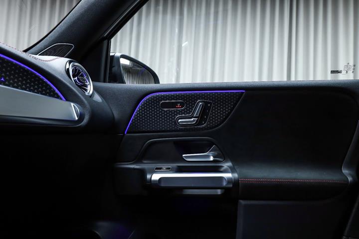 Grå Mercedes EQB250+ fra 2026