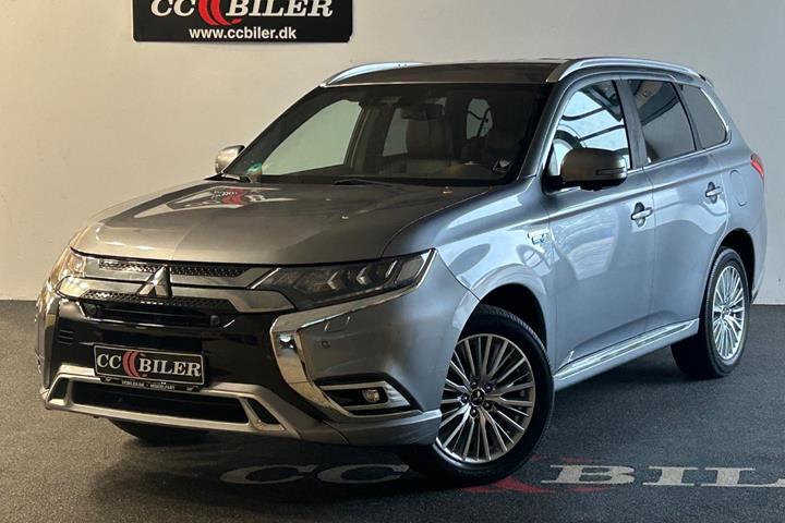 Grå Mitsubishi Outlander fra 2019 set udefra