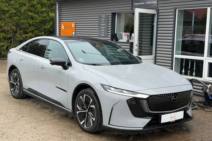 Grå Mazda 6e fra 2025 set udefra