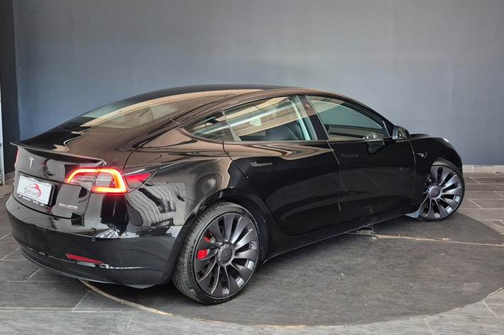 Sort Tesla Model 3 fra 2021