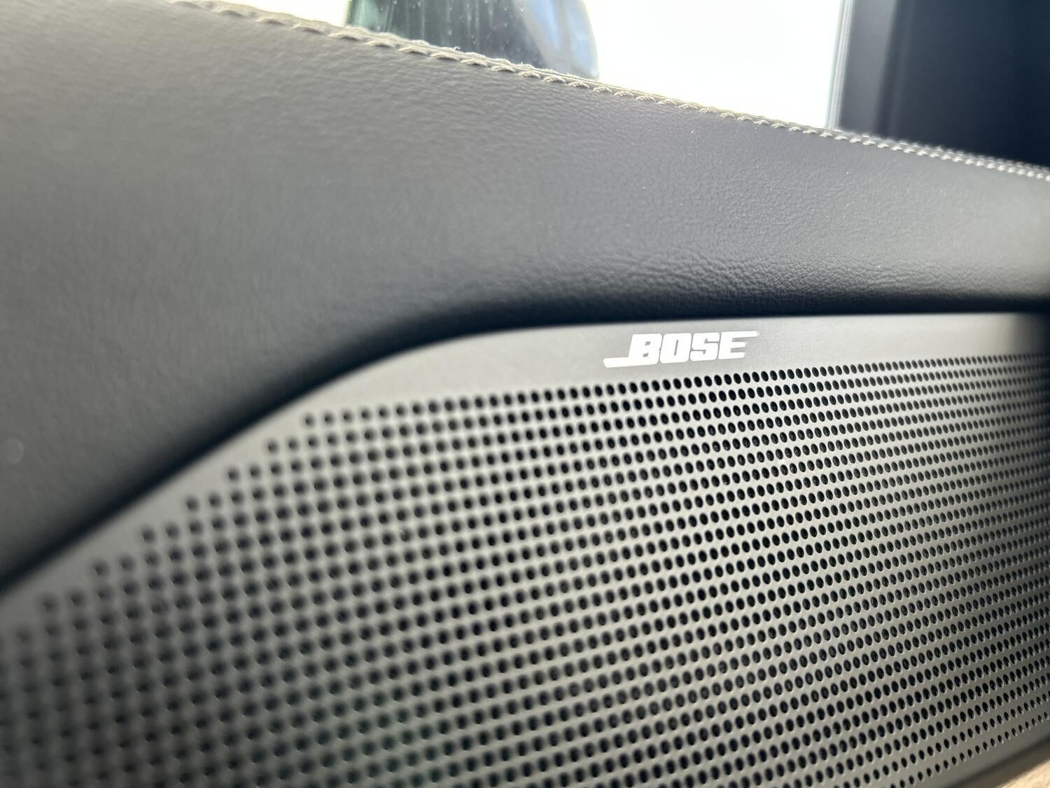 Sølv Volvo EX90 fra 2025