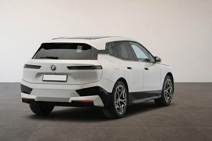 Hvid BMW iX fra 2022